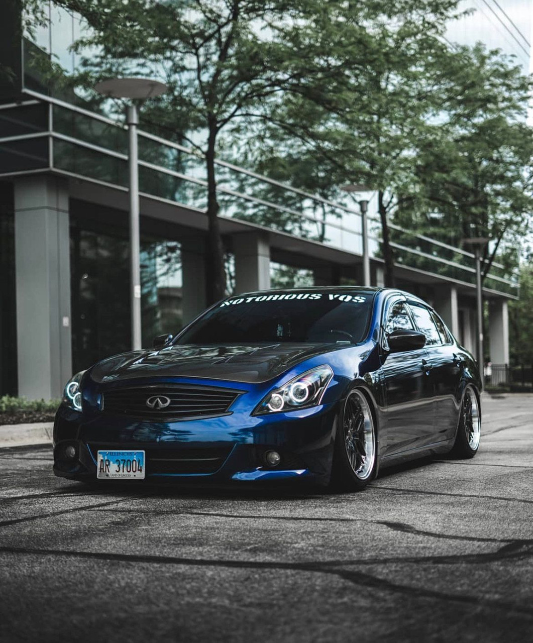 Infiniti with iridescent vinyl wrap by SeaWraps